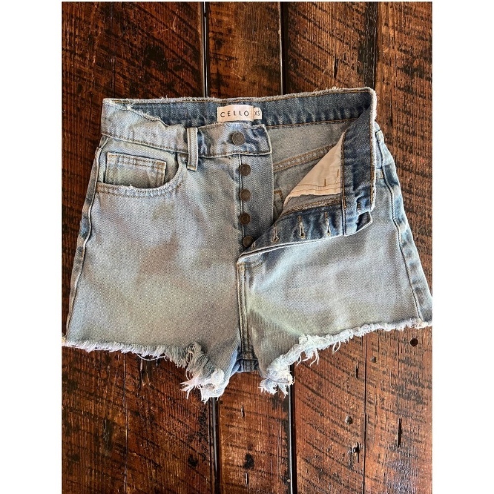 CELLO High Rise Mom denim jean shorts with hidden button up fly, Size XS.